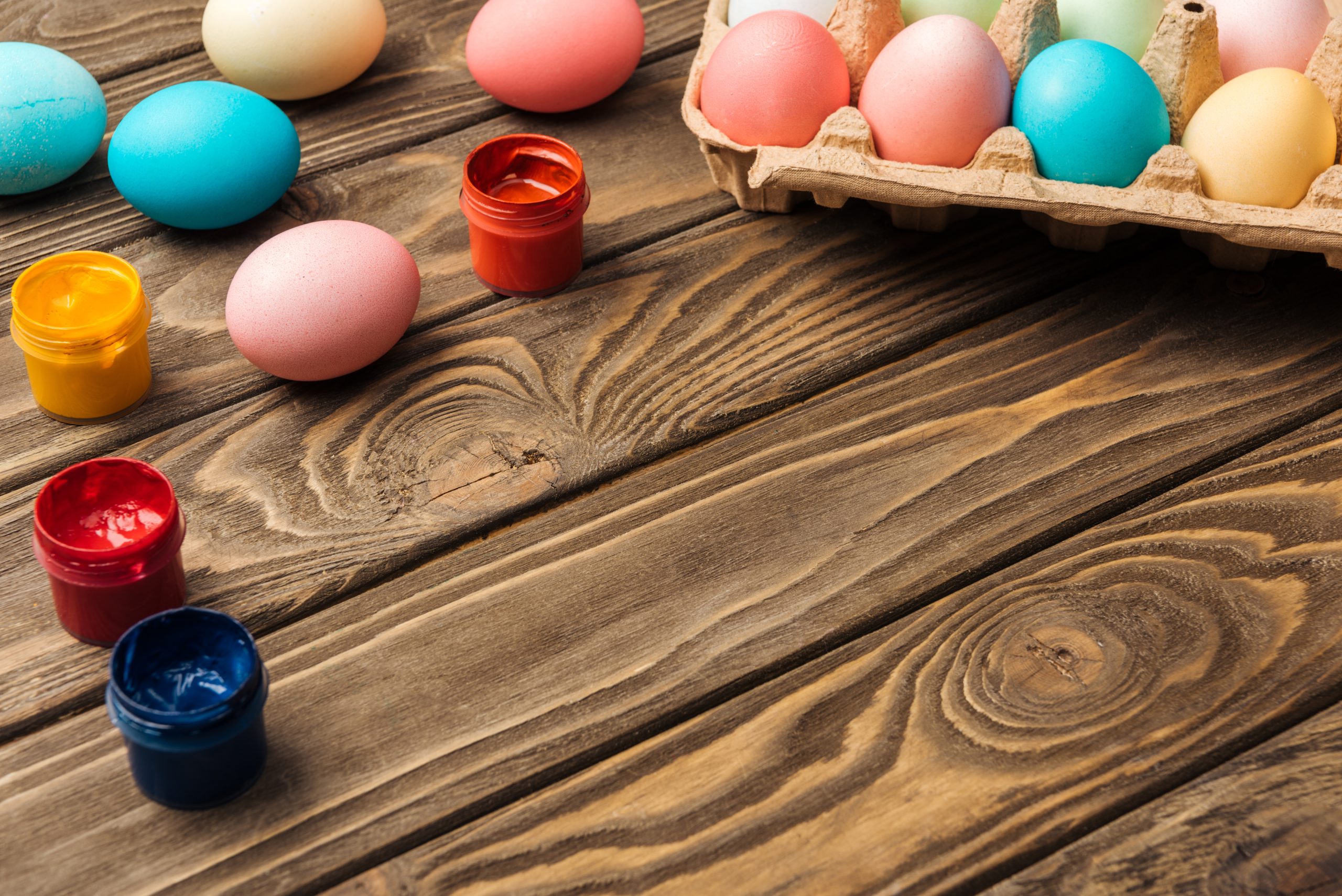 uova di pasqua colorate su tavolo di legno