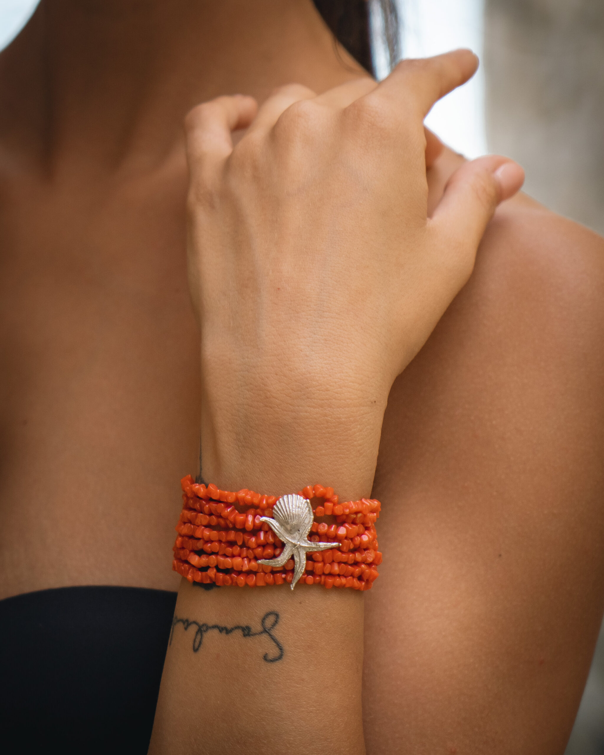 immagine bracciale home dettaglio bracciale corallo modella oro argento e mirra