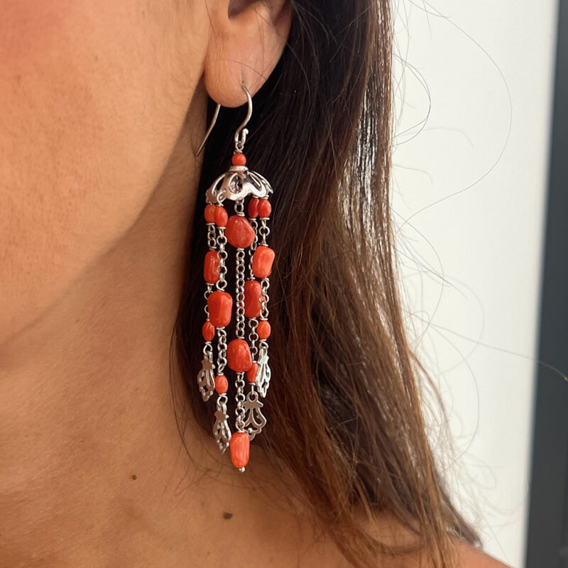 Orecchini Arabesque con corallo naturale del Mediterraneo, argento 925 rodiato