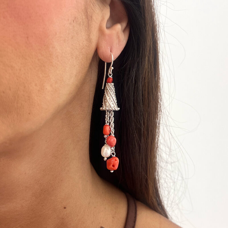 Orecchini Geometrique con perle e corallo del Mediterraneo, argento 925 rodiato