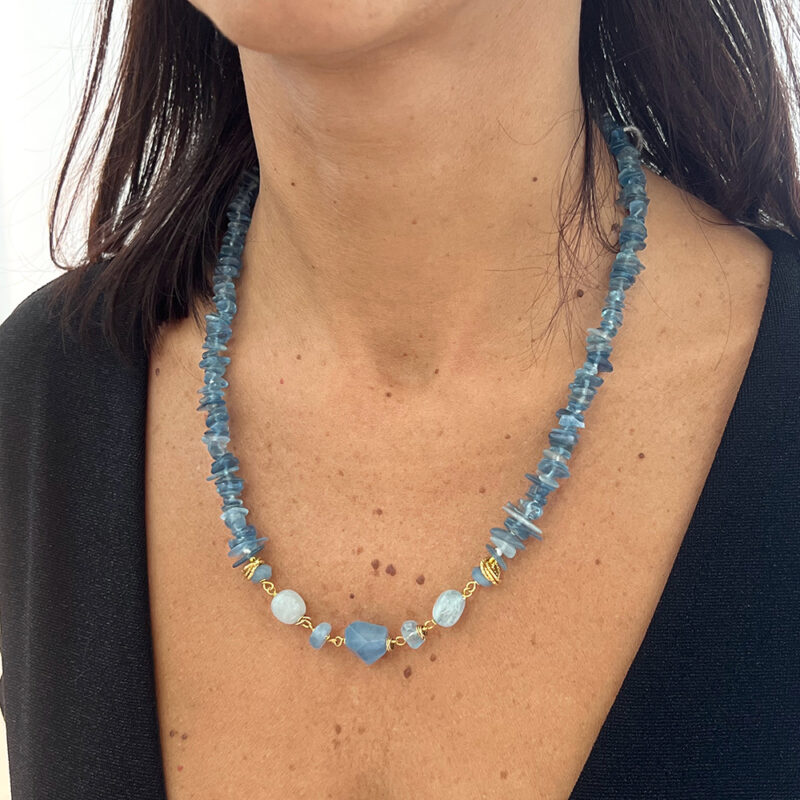 Collana in argento dorato con acquamarina indossata